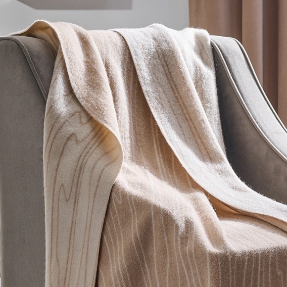 Michael Aram Woodgrain Throw NEW - Picture 3 of 5